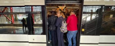 Pasajeros del Tren Buenavista-AIFA quedan atrapados por falla eléctrica, lo que provoca un incidente extremo en el transporte.