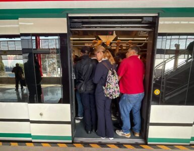 Pasajeros del Tren Buenavista-AIFA quedan atrapados por falla eléctrica, lo que provoca un incidente extremo en el transporte.