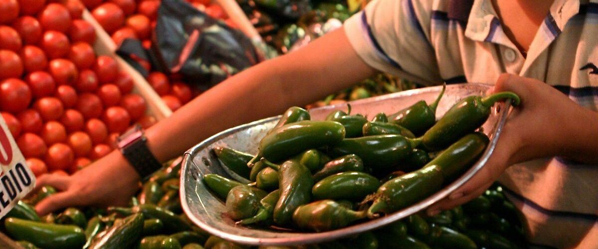 La inflación en abril muestra una reducción significativa, destacando el aumento en precios de chiles y jitomate.