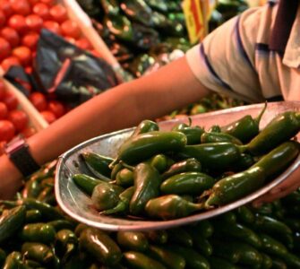 La inflación en abril muestra una reducción significativa, destacando el aumento en precios de chiles y jitomate.