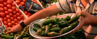 La inflación en abril muestra una reducción significativa, destacando el aumento en precios de chiles y jitomate.