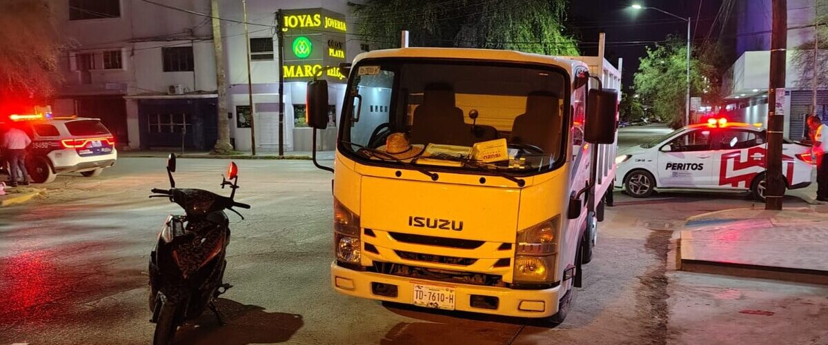 Un descuido en la señalización vial provocó un fuerte choque en Torreón, dejando a dos motociclistas lesionados y preocupando a la comunidad.