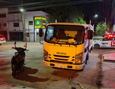 Un descuido en la señalización vial provocó un fuerte choque en Torreón, dejando a dos motociclistas lesionados y preocupando a la comunidad.