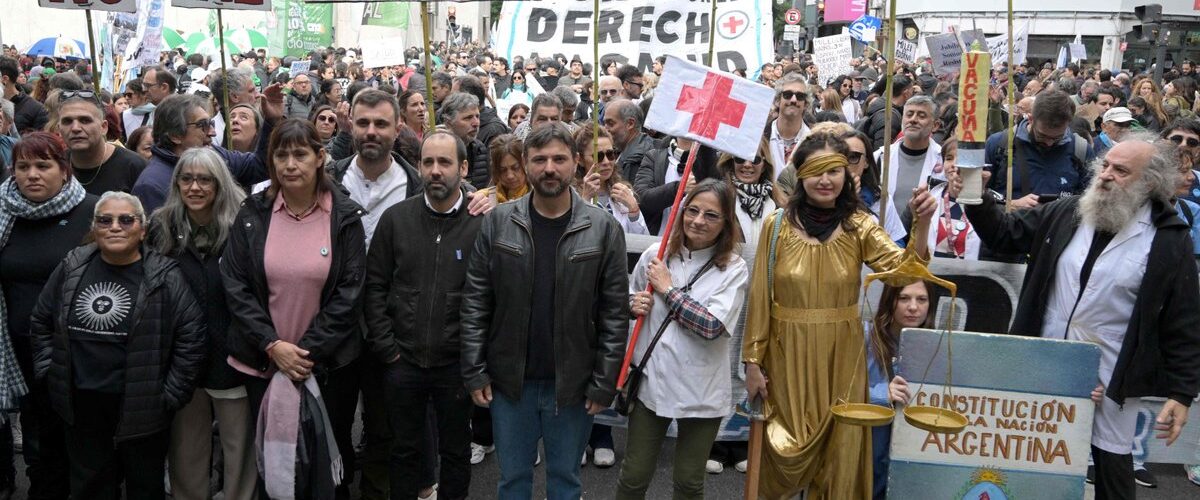Miles de argentinos participan en una movilización masiva en Buenos Aires contra recortes al sistema de salud pública