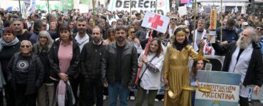 Miles de argentinos participan en una movilización masiva en Buenos Aires contra recortes al sistema de salud pública