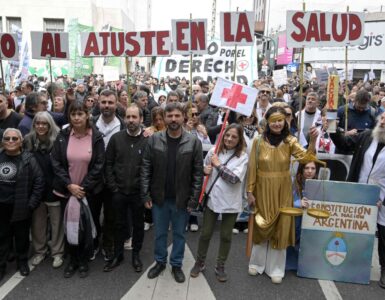 Miles de argentinos participan en una movilización masiva en Buenos Aires contra recortes al sistema de salud pública