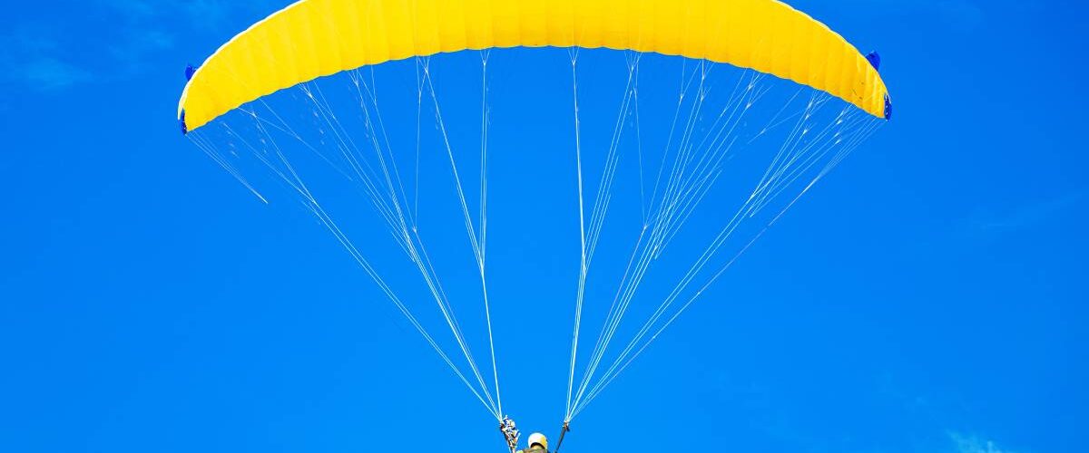 Una mujer de 44 años logra sobrevivir tras accidente con avioneta turística en los Alpes austriacos.
