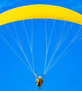 Una mujer de 44 años logra sobrevivir tras accidente con avioneta turística en los Alpes austriacos.