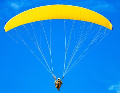 Una mujer de 44 años logra sobrevivir tras accidente con avioneta turística en los Alpes austriacos.
