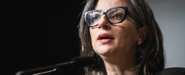 Un tribunal estadounidense suspende las sanciones contra la relatora de la ONU, Francesca Albanese, por su postura sobre Gaza.
