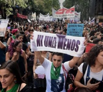 La trágica historia de una joven de 14 años víctima de femicidio lleva a reflexionar sobre la lucha contra la violencia de género.