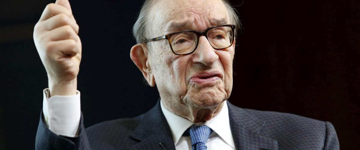 Alan Greenspan, figura clave en la economía de EE.UU., falleció a los 100 años por complicaciones de salud en su hogar.