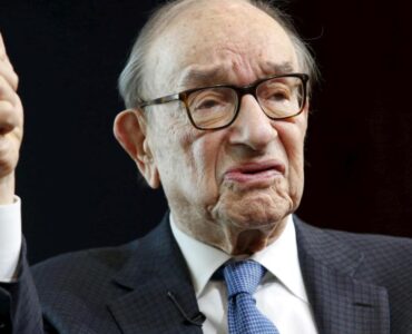 Alan Greenspan, figura clave en la economía de EE.UU., falleció a los 100 años por complicaciones de salud en su hogar.