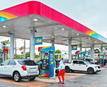La caída en los precios de la gasolina en Estados Unidos genera preocupación ante nuevas tensiones geopolíticas en Oriente Medio.