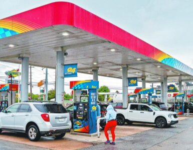 La caída en los precios de la gasolina en Estados Unidos genera preocupación ante nuevas tensiones geopolíticas en Oriente Medio.