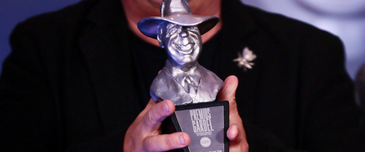 Descubre los ganadores de los Premios Carlos Gardel 2026, incluyendo a Milo J, Nathy Peluso y Charly García.