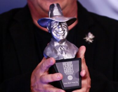 Descubre los ganadores de los Premios Carlos Gardel 2026, incluyendo a Milo J, Nathy Peluso y Charly García.