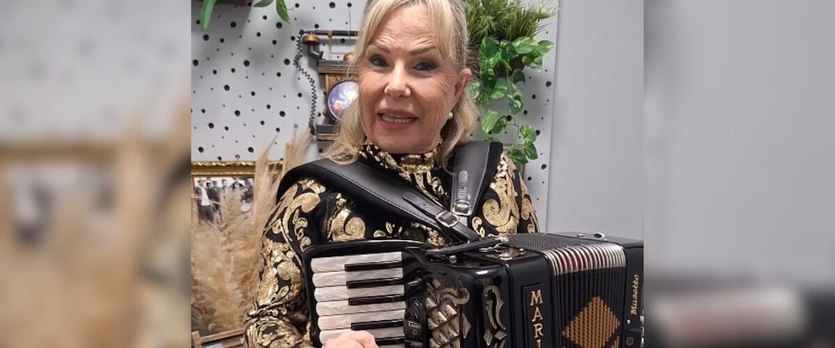 Descubre la inspiradora historia de María Jesús, quien tras dejar Benidorm recorre residencias con su Acordeón.