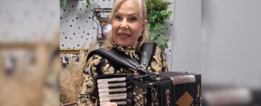 Descubre la inspiradora historia de María Jesús, quien tras dejar Benidorm recorre residencias con su Acordeón.