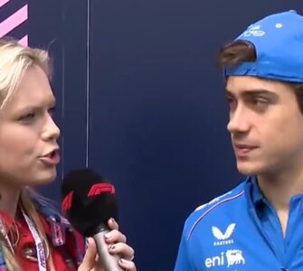 El piloto Colapinto sorprende y divierte al intentar hablar francés durante una entrevista, generando risas en redes sociales.
