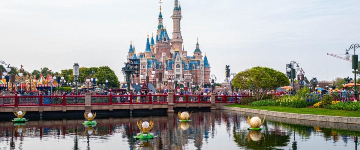 Un adolescente de 13 años sufrió una caída de 15 metros en Disneyland después de salir de su vehículo en la atracción.