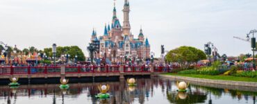 Un adolescente de 13 años sufrió una caída de 15 metros en Disneyland después de salir de su vehículo en la atracción.