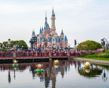 Un adolescente de 13 años sufrió una caída de 15 metros en Disneyland después de salir de su vehículo en la atracción.