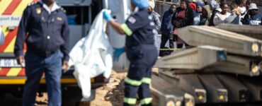 Un violento enfrentamiento entre bandas en Johannesburgo ha dejado un saldo trágico de 12 fallecidos y múltiples heridos.