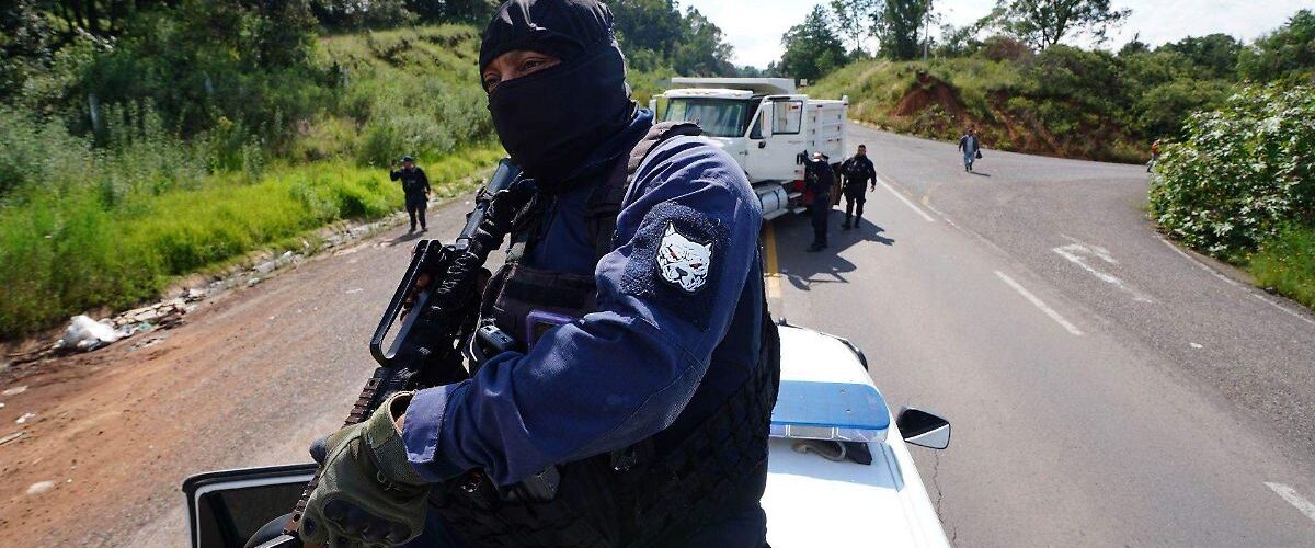 Autoridades vinculan a proceso a tres presuntos integrantes del CJNG por tráfico de drogas y posesión de armas militares.