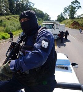 Autoridades vinculan a proceso a tres presuntos integrantes del CJNG por tráfico de drogas y posesión de armas militares.