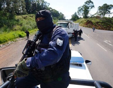 Autoridades vinculan a proceso a tres presuntos integrantes del CJNG por tráfico de drogas y posesión de armas militares.