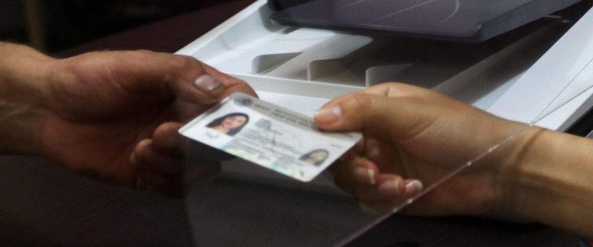 Las nuevas credenciales del INE destacan por su innovador diseño y elementos de seguridad que previenen falsificaciones.