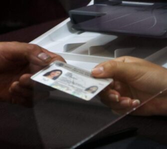 Las nuevas credenciales del INE destacan por su innovador diseño y elementos de seguridad que previenen falsificaciones.