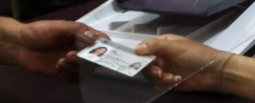 Las nuevas credenciales del INE destacan por su innovador diseño y elementos de seguridad que previenen falsificaciones.