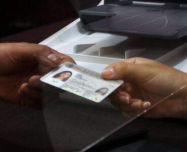 Las nuevas credenciales del INE destacan por su innovador diseño y elementos de seguridad que previenen falsificaciones.
