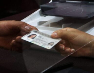 Las nuevas credenciales del INE destacan por su innovador diseño y elementos de seguridad que previenen falsificaciones.