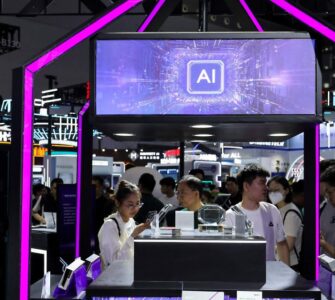 La ONU advierte que la inteligencia artificial multiplicará el uso de energía y agua para 2030, instando a las empresas a actuar.