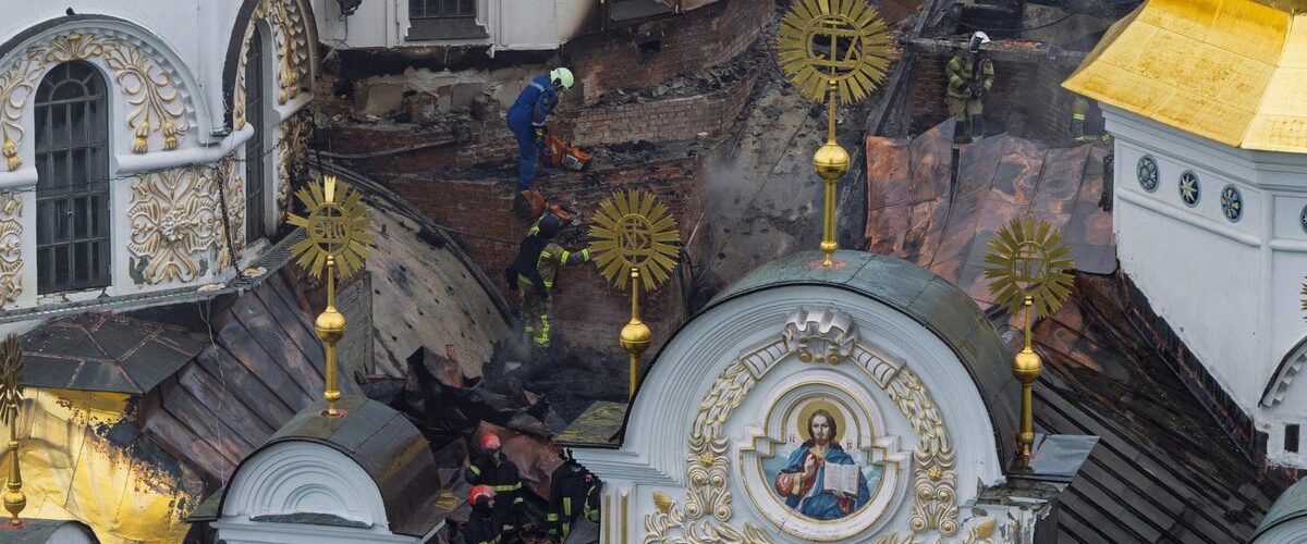 Los recientes bombardeos rusos han impactado a Kiev, afectando la catedral histórica en medio de tensiones globales.