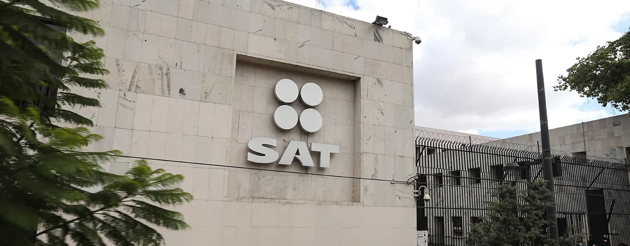 Las acciones del SAT afectan a miles de contribuyentes en México por vínculos con prácticas de facturación simulada.