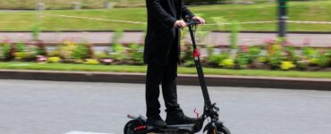Un inusual accidente se produjo en una carrera ciclista por la entrada repentina de una mujer mayor con su scooter.