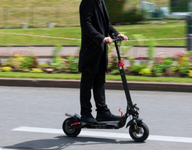 Un inusual accidente se produjo en una carrera ciclista por la entrada repentina de una mujer mayor con su scooter.