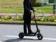 Un inusual accidente se produjo en una carrera ciclista por la entrada repentina de una mujer mayor con su scooter.