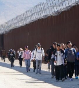 La reciente decisión de la Suprema Corte favorece la política de asilo del expresidente Trump y el ‘metering’ en la frontera.