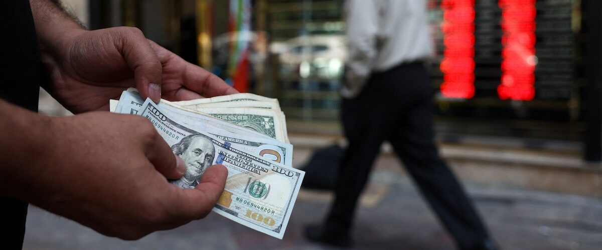 Analizamos las proyecciones del tipo de cambio oficial y su impacto en la economía actual.