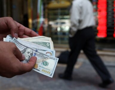 Analizamos las proyecciones del tipo de cambio oficial y su impacto en la economía actual.