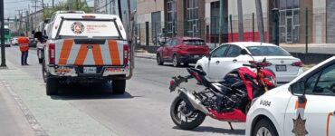 Un hombre sufrió un grave accidente al ser atropellado por una camioneta en Guadalupe, resultando herido y atrapado.