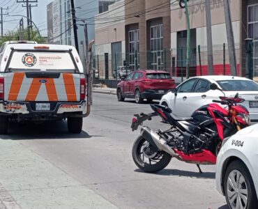Un hombre sufrió un grave accidente al ser atropellado por una camioneta en Guadalupe, resultando herido y atrapado.