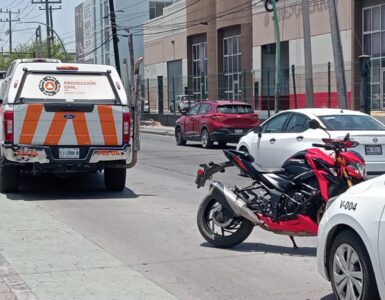 Un hombre sufrió un grave accidente al ser atropellado por una camioneta en Guadalupe, resultando herido y atrapado.