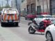 Un hombre sufrió un grave accidente al ser atropellado por una camioneta en Guadalupe, resultando herido y atrapado.