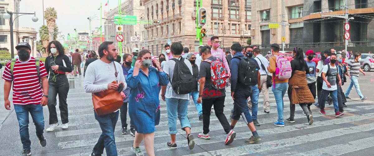 La redistribución de ingresos en México ha mejorado por el salario mínimo y programas sociales desde 2018.